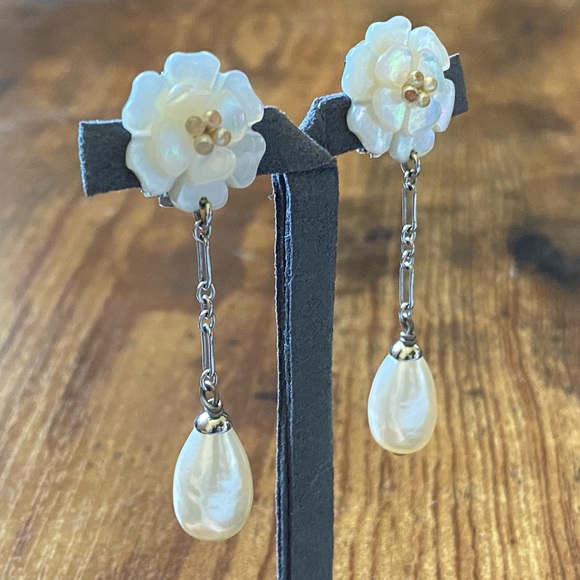 CHANEL Jewelry - 🆂🅾🅻🅳 Auth Vintage Chanel Camellia Earrings